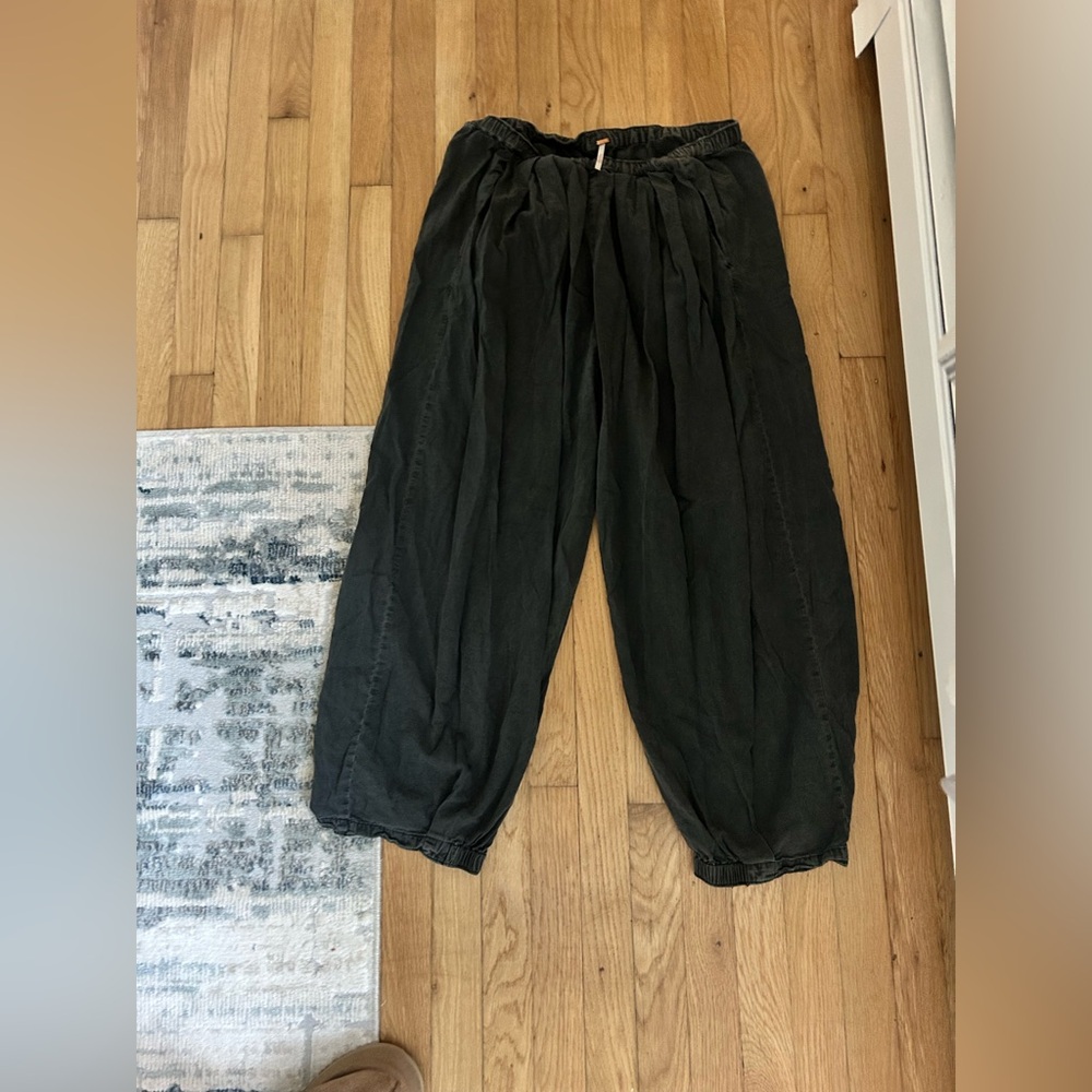 Free people baggy pants in charcoal/black✨🖤